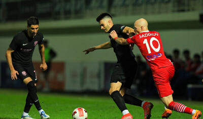 Azərbaycanda stadiona gələn və fikri telefonda olan qız -
