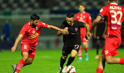 Azərbaycanda stadiona gələn və fikri telefonda olan qız -