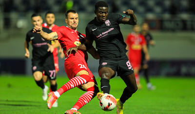 Azərbaycanda stadiona gələn və fikri telefonda olan qız -