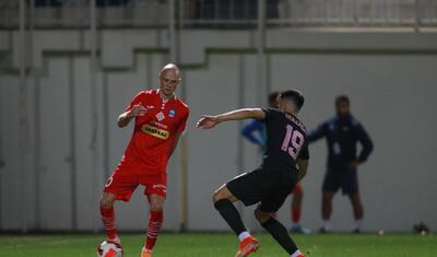 Azərbaycanda stadiona gələn və fikri telefonda olan qız -