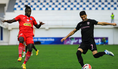 Azərbaycanda stadiona gələn və fikri telefonda olan qız -