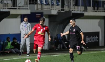 Azərbaycanda stadiona gələn və fikri telefonda olan qız -