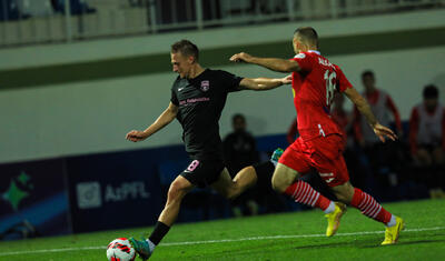 Azərbaycanda stadiona gələn və fikri telefonda olan qız -