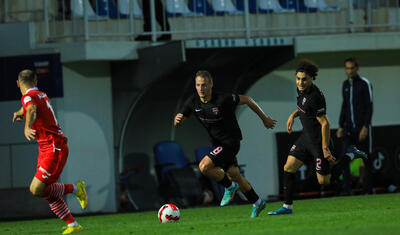 Azərbaycanda stadiona gələn və fikri telefonda olan qız -