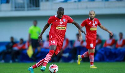 Azərbaycanda stadiona gələn və fikri telefonda olan qız -