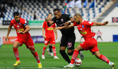 Azərbaycanda stadiona gələn və fikri telefonda olan qız -