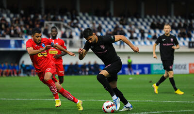 Azərbaycanda stadiona gələn və fikri telefonda olan qız -