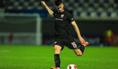 Azərbaycanda stadiona gələn və fikri telefonda olan qız -
