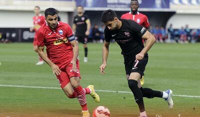 Azərbaycanda stadiona gələn və fikri telefonda olan qız -