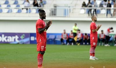 Azərbaycanda stadiona gələn və fikri telefonda olan qız -