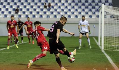 Azərbaycanda stadiona gələn və fikri telefonda olan qız -