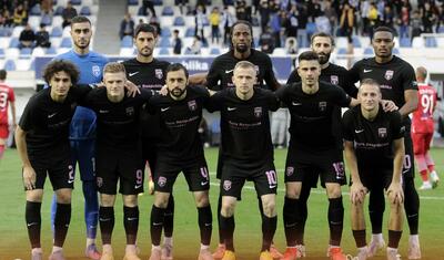 Azərbaycanda stadiona gələn və fikri telefonda olan qız -