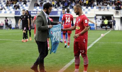Azərbaycanda stadiona gələn və fikri telefonda olan qız -