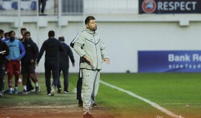 Azərbaycanda stadiona gələn və fikri telefonda olan qız -