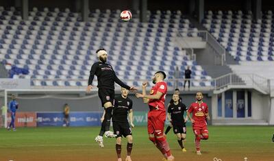 Azərbaycanda stadiona gələn və fikri telefonda olan qız -