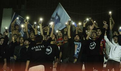 Azərbaycanda stadiona gələn və fikri telefonda olan qız -
