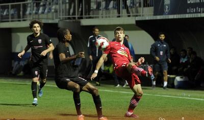 Azərbaycanda stadiona gələn və fikri telefonda olan qız -