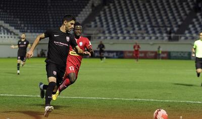 Azərbaycanda stadiona gələn və fikri telefonda olan qız -