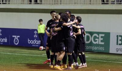 Azərbaycanda stadiona gələn və fikri telefonda olan qız -