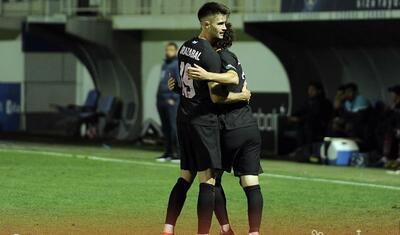 Azərbaycanda stadiona gələn və fikri telefonda olan qız -