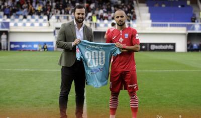 Azərbaycanda stadiona gələn və fikri telefonda olan qız -