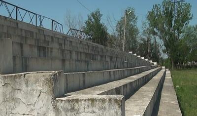 Heç kimin yadına düşməyən, baxımsız vəziyyətdə olan rayon stadionundan