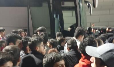 Masazırda azarkeş izdihamı - "Qarabağ"ın avtobusu dövrəyə alındı - FOTOLAR