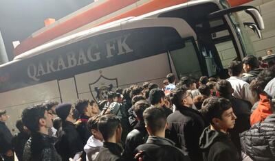 Masazırda azarkeş izdihamı - "Qarabağ"ın avtobusu dövrəyə alındı - FOTOLAR