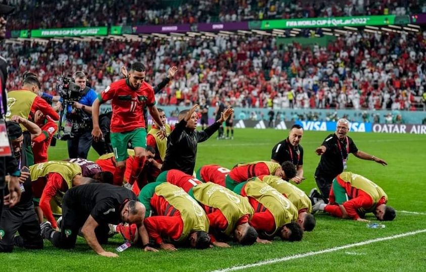 Millinin bütün futbolçuları səcdə etdi - FOTOREPORTAJ