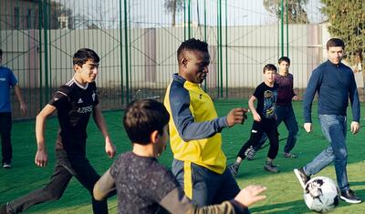 "Kəpəz" uşaq evini ziyarət etdi, rəhbər onlarla futbol oynadı -