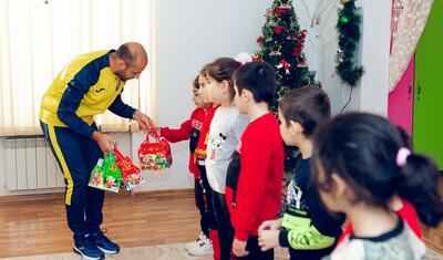 "Kəpəz" uşaq evini ziyarət etdi, rəhbər onlarla futbol oynadı -
