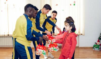 "Kəpəz" uşaq evini ziyarət etdi, rəhbər onlarla futbol oynadı -