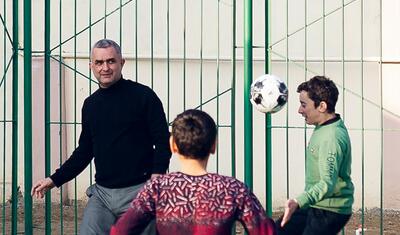 "Kəpəz" uşaq evini ziyarət etdi, rəhbər onlarla futbol oynadı -