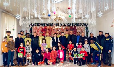 "Kəpəz" uşaq evini ziyarət etdi, rəhbər onlarla futbol oynadı -