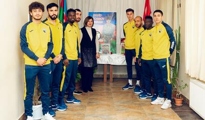 "Kəpəz" uşaq evini ziyarət etdi, rəhbər onlarla futbol oynadı -