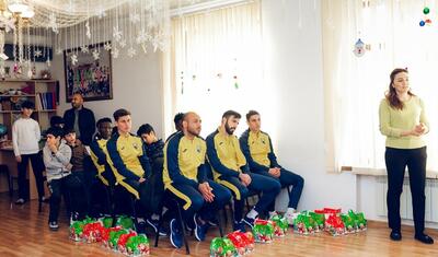 "Kəpəz" uşaq evini ziyarət etdi, rəhbər onlarla futbol oynadı -
