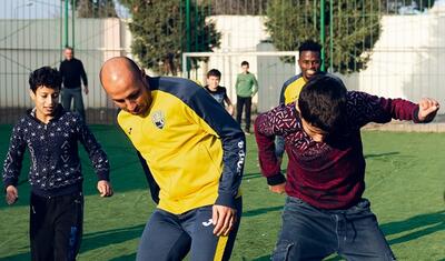 "Kəpəz" uşaq evini ziyarət etdi, rəhbər onlarla futbol oynadı -