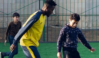 "Kəpəz" uşaq evini ziyarət etdi, rəhbər onlarla futbol oynadı -