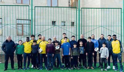 "Kəpəz" uşaq evini ziyarət etdi, rəhbər onlarla futbol oynadı -