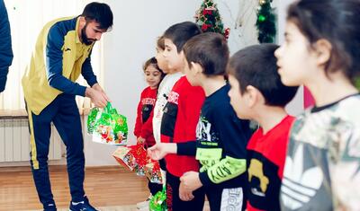 "Kəpəz" uşaq evini ziyarət etdi, rəhbər onlarla futbol oynadı -