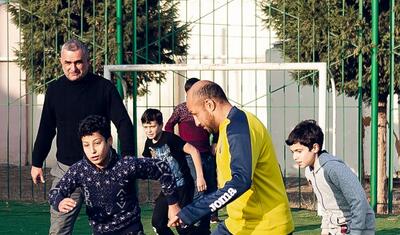 "Kəpəz" uşaq evini ziyarət etdi, rəhbər onlarla futbol oynadı -