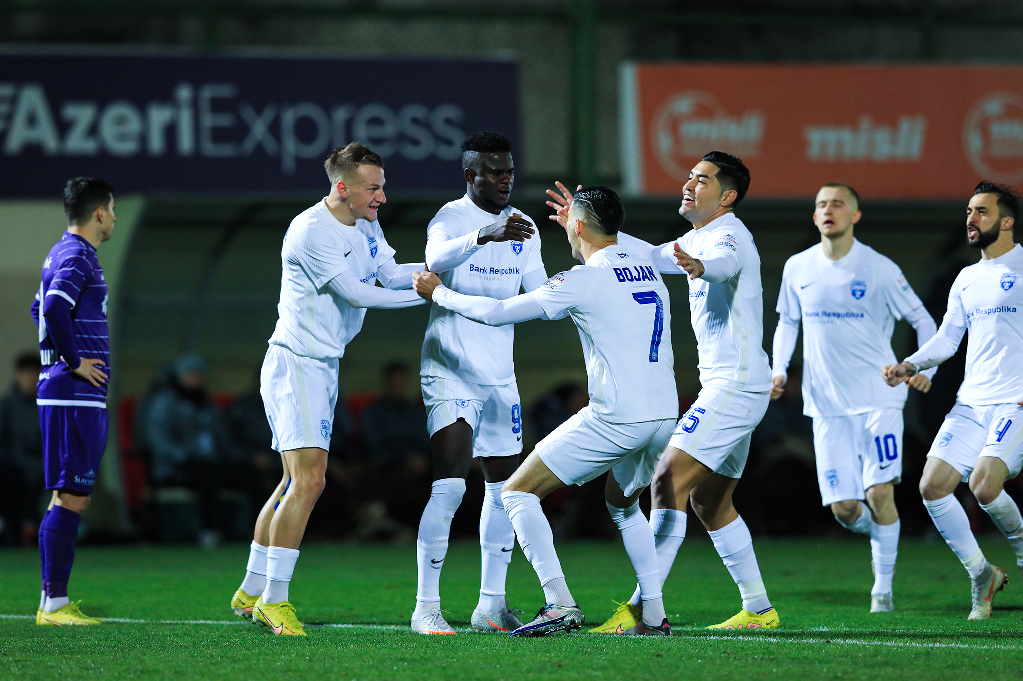 сабах команда. футболисты узбекистана. Fc sabah logo. фк сабах лого. матч по футболу.