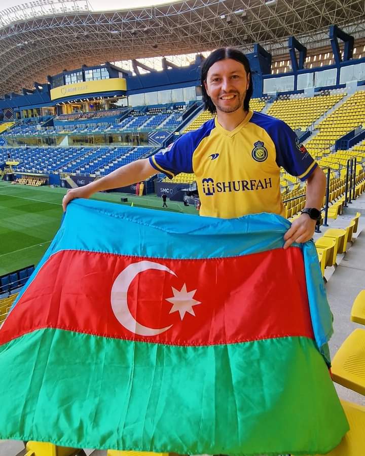 Əynində "Əl Nəsr" forması, əlində Azərbaycan bayrağı Ronaldonu gözləyən tanınan sima - FOTO