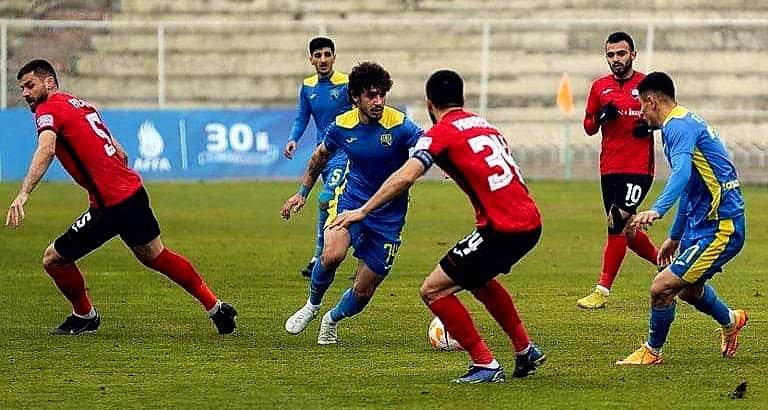 Yeni futbolçu aldırmağa gücü çatmayan baş məşqçi yansınmı, yanmasınmı?