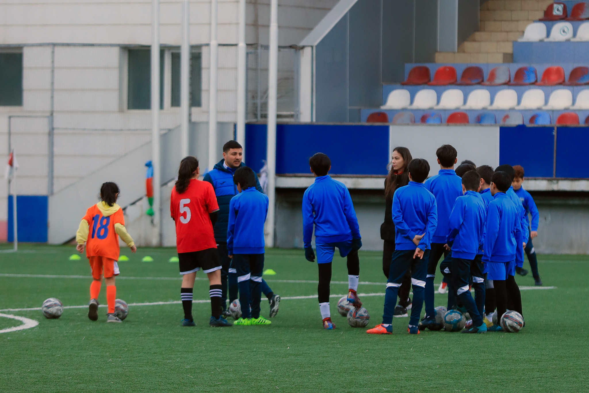 “Xırdalan”lı qız futbolçular “Sabah”ın qonağı oldu - FOTOREPORTAJ