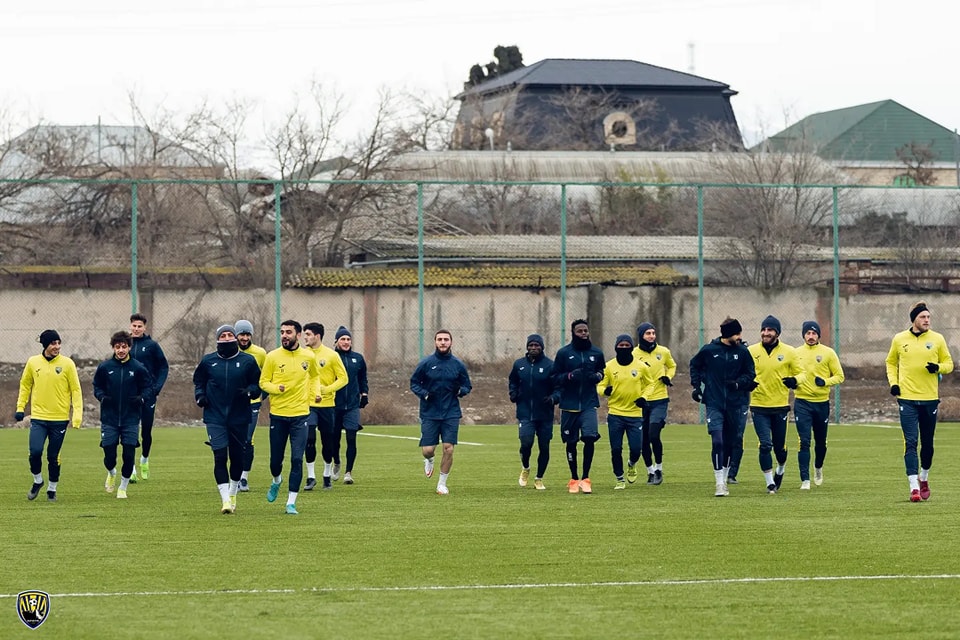 NÖVBƏTİ XAOS: Məşqçilər söyüşdü, klubun rəhbəri təcili iclas keçirdi