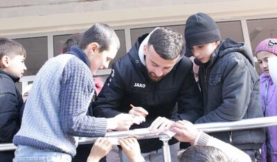 Kənd məktəbinin şagirdləri futbolçuları elə qarşıladı ki…