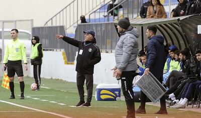 Stadionda telefonla oynayan uşaq, meydana enən göyərçin, son anda gələn…