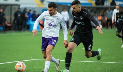 Stadionda telefonla oynayan uşaq, meydana enən göyərçin, son anda gələn…