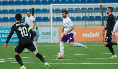 Stadionda telefonla oynayan uşaq, meydana enən göyərçin, son anda gələn…